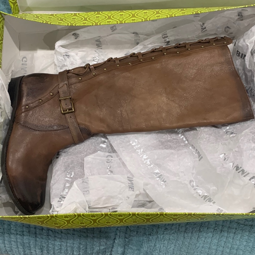 Gianni Bini Woman’s Kory boots in the color Walnut. Size 7.5